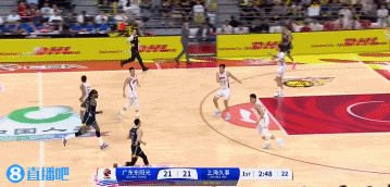 一波反超！贝兹利连得5分&胡明轩借掩护长三分 广东11-0打停上海