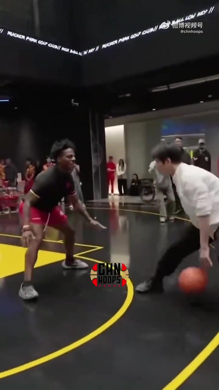 什么水平🤣甲亢哥中国行篮球场被戏耍👻连续被穿裆又气又急
