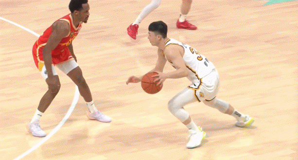 候个正着！鄢手骐强突小巴里-布朗 但被后者单手大帽扇飞出界！