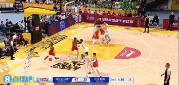 候个正着！鄢手骐强突小巴里-布朗 但被后者单手大帽扇飞出界！