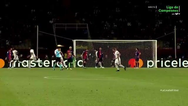 绝不放弃😤国米进第3球后佩德里捡球小跑至开球点&招呼队友开球