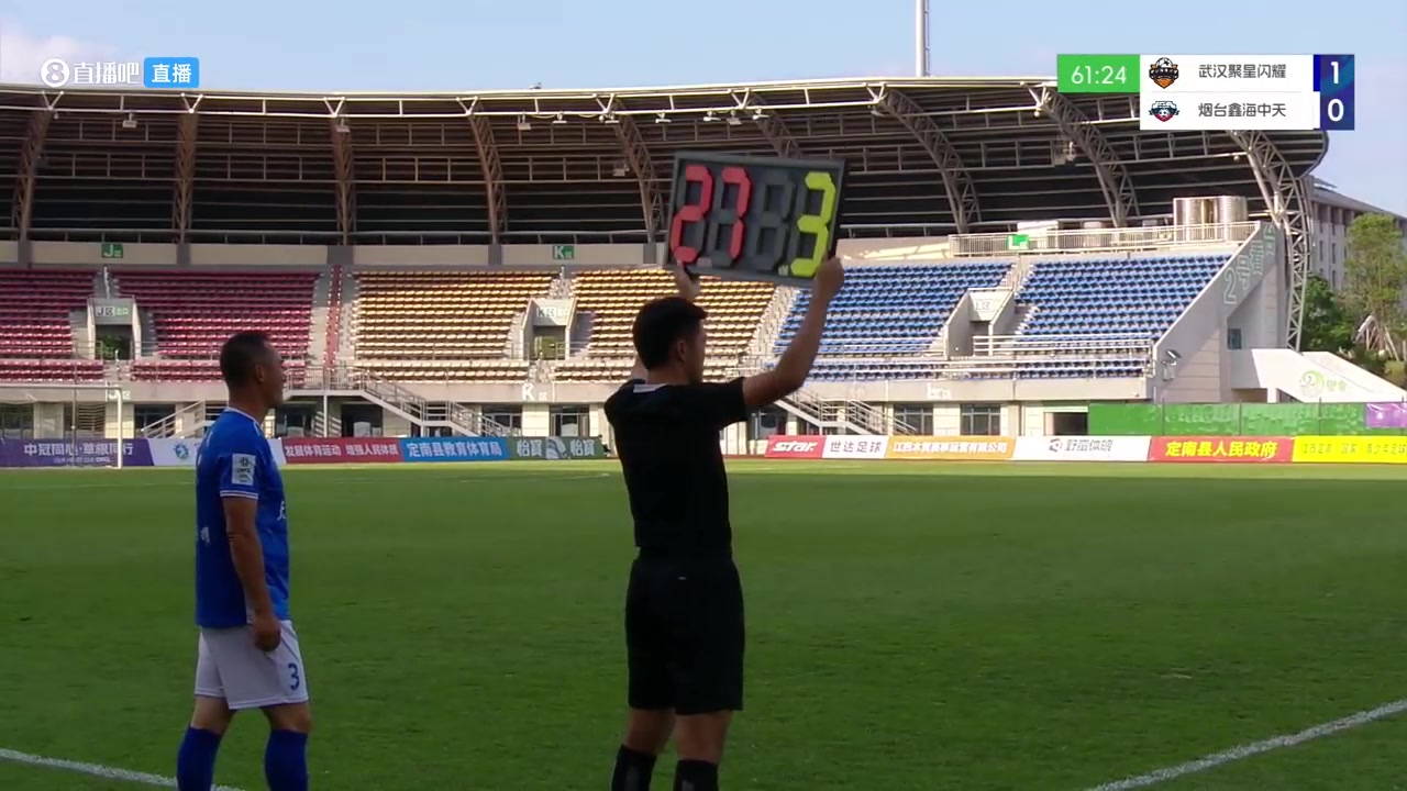 😦主教练正在热身？中冠第61分钟武汉52岁主教练将自己替换上场