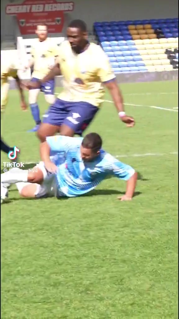 胖了🥵34岁已退役的阿扎尔参加慈善赛，带球时不慎滑倒