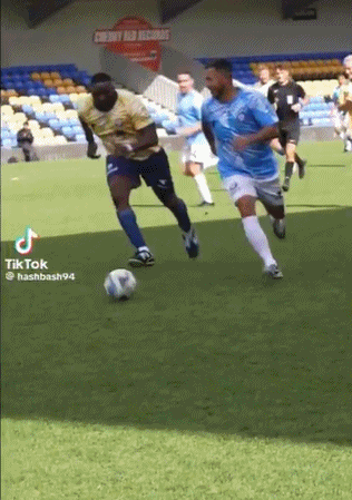 胖了🥵34岁已退役的阿扎尔参加慈善赛，带球时不慎滑倒