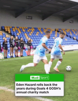 胖了🥵34岁已退役的阿扎尔参加慈善赛，带球时不慎滑倒